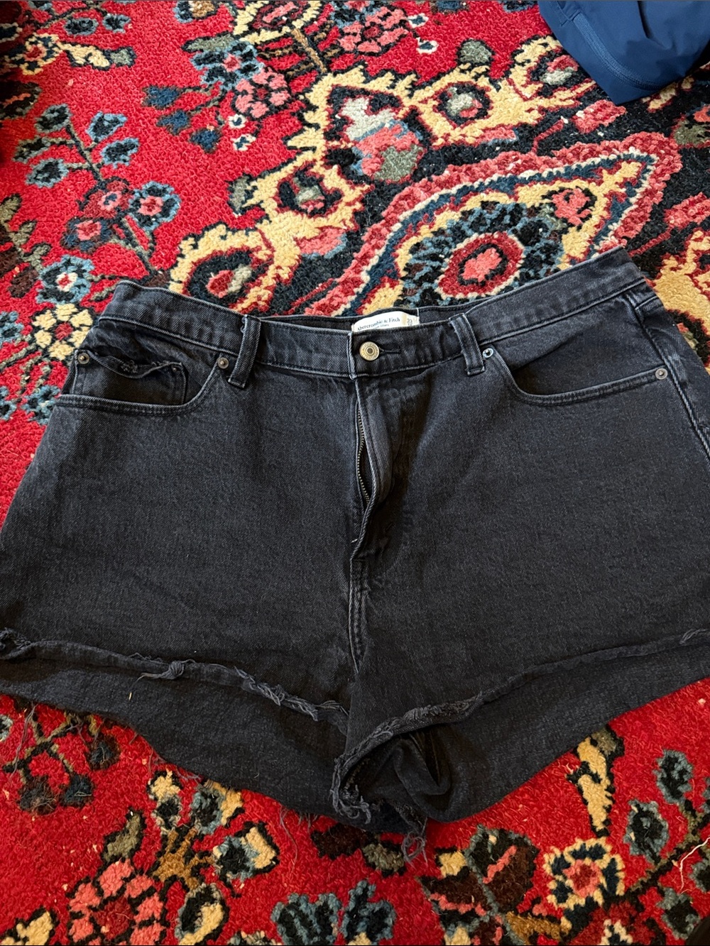 Abercrombie “the mom short high rise” size 33